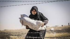 صورة المرأة أول من يدفع ثمن الحروب الأم والزوجة.